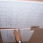 Как наклеить плитку для потолка