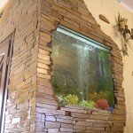 стена в комнате отделанная природным камнем, аквариум