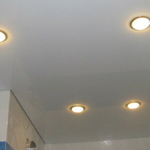 Как установить светильники в натяжных потолках