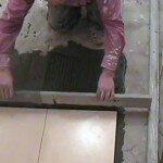 Видео укладка плитки на пол по мобильным маякам
