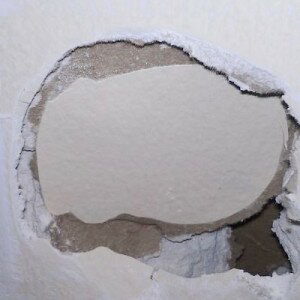 Как заделать дыру в стене