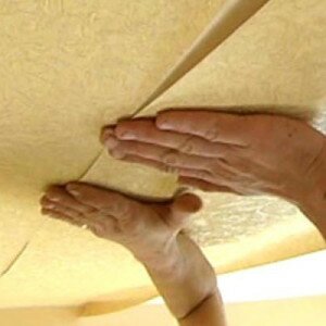 Как оклеить обоями потолок